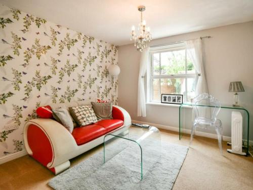 Cosy Garden Flat, Private Hot Tub & Four Poster Bed