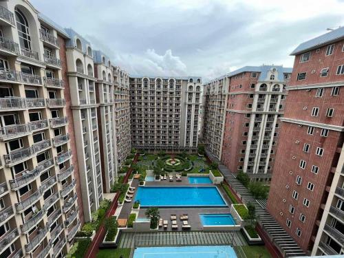 Cozy 1-BR Retreat Near MOA Pool view