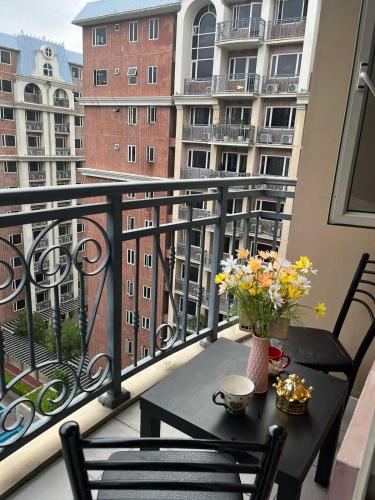 Cozy 1-BR Retreat Near MOA Pool view