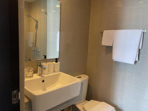 Uptown Parksuites Apartments Tower 1 BGC by PH Staycation
