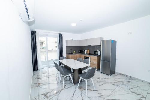 Modern 2-Bedroom Apartment with Terrace - By HostMT