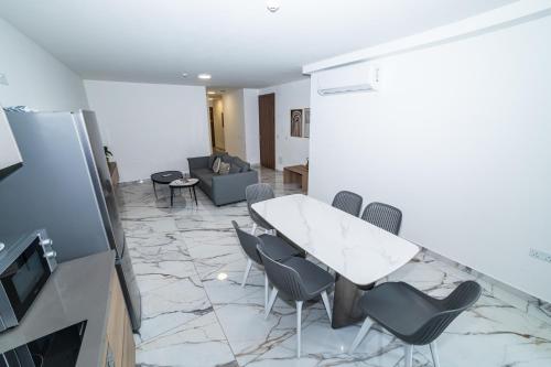 Modern 2-Bedroom Apartment with Terrace - By HostMT