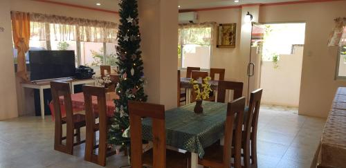Queenslander Hotel and Restaurant
