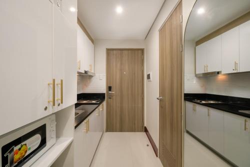 Luxe 1BR with WiFi, Karaoke and Balcony Near SM Megamall