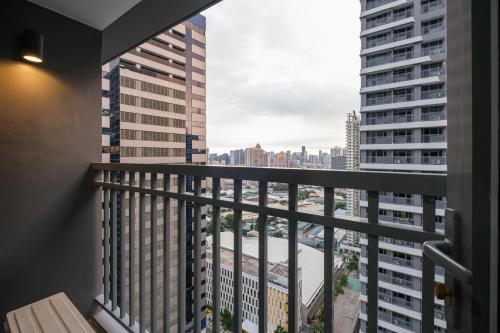 Luxe 1BR with WiFi, Karaoke and Balcony Near SM Megamall
