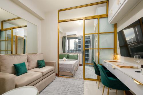 Luxe 1BR with WiFi, Karaoke and Balcony Near SM Megamall