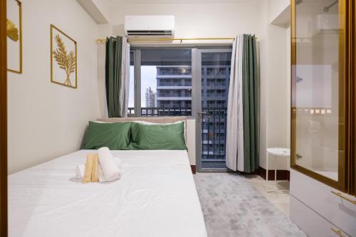 Luxe 1BR with WiFi, Karaoke and Balcony Near SM Megamall