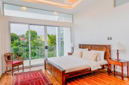 Luxurious Cliff House Tagaytay