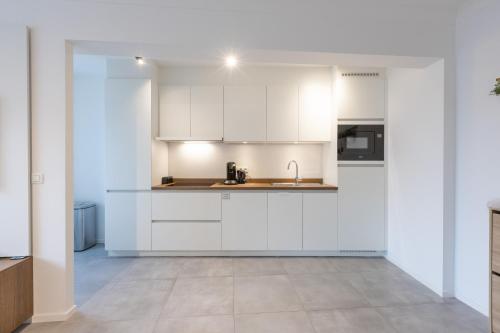 Ostend Center Luxury Top Floor Apartment with Free Parking