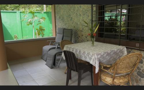 Haus am Strand auf Sibuyan Island nahe Cresta de Gallo - Marevic's Guesthouse 1 ohne Klimaanlage