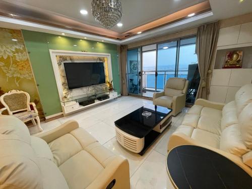 Stunning 3BR with Sunset View near Dolomite Beach