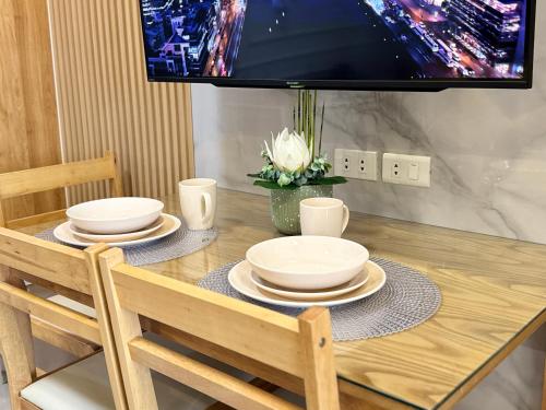 Deluxe Room with Parking in Red Residences Chino Roces Ave, Makati by Prime Stay