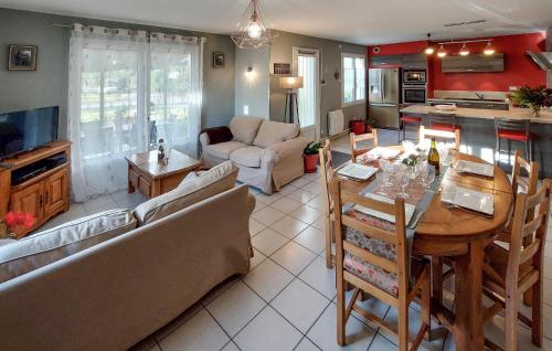 3 Bedroom Pet Friendly Home In Arzal