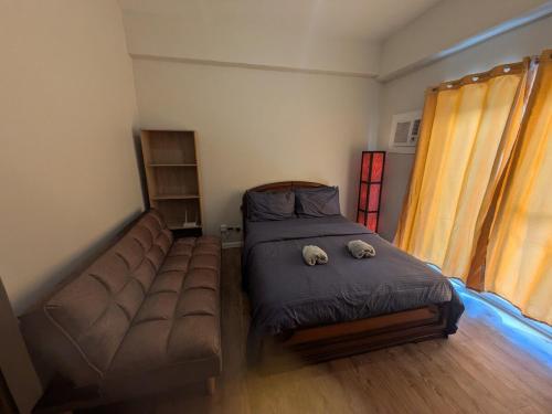 Near Airport Luxury on a Budget Gym, Pool, 55 Smart TV, Balcony facing amenities