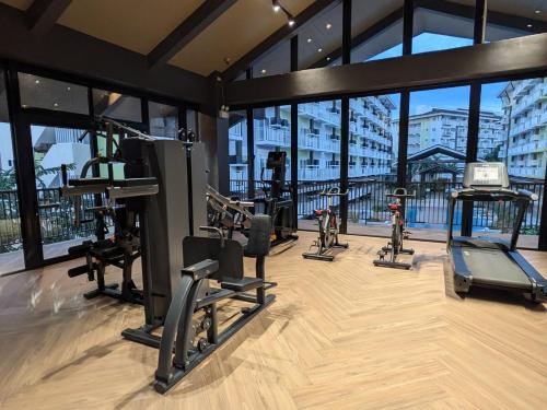 Near Airport Luxury on a Budget Gym, Pool, 55 Smart TV, Balcony facing amenities