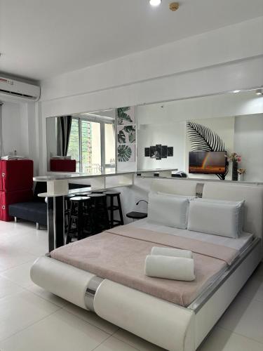 Beach condos at Pico de Loro Cove - Wi-Fi & Netflix, 42-50''TVs with Cignal cable, Uratex beds & pillows, equipped kitchen, balcony, parking - guest registration fee is not included