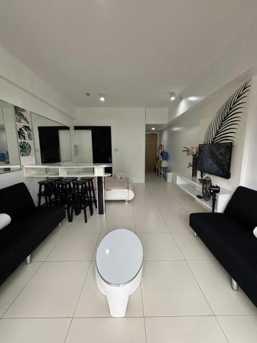 Beach condos at Pico de Loro Cove - Wi-Fi & Netflix, 42-50''TVs with Cignal cable, Uratex beds & pillows, equipped kitchen, balcony, parking - guest registration fee is not included