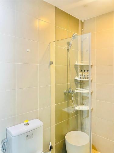 27 Chic and Spacious Studio