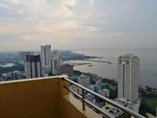 40 Percent Promo Off This Month, Balcony Ocean View Plus Free Pool & Sauna Access Exclusive 2025 Rates at Walking Distance US Embassy, Front of Robinsons Place MANILA, Bellagio and Experience Breathtaking Manila Bay Views