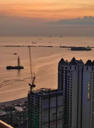 40 Percent Promo Off This Month, Balcony Ocean View Plus Free Pool & Sauna Access Exclusive 2025 Rates at Walking Distance US Embassy, Front of Robinsons Place MANILA, Bellagio and Experience Breathtaking Manila Bay Views