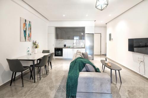 Cozy Home With Cooking Near Tram