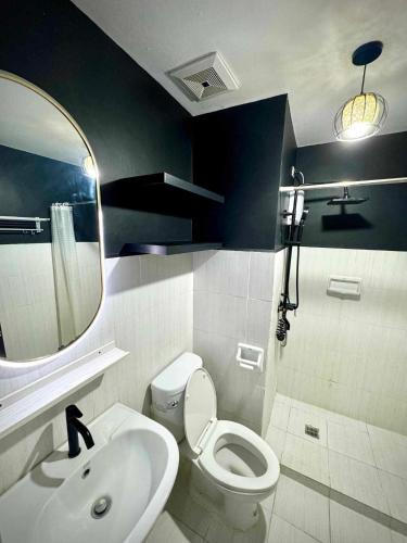 Budget Monochrome FREE Wifi, Netflix and Pool - Studio Type Condo in Mesaverte Residences