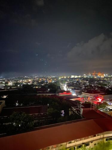 Budget Monochrome FREE Wifi, Netflix and Pool - Studio Type Condo in Mesaverte Residences