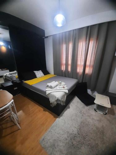 Budget Monochrome FREE Wifi, Netflix and Pool - Studio Type Condo in Mesaverte Residences