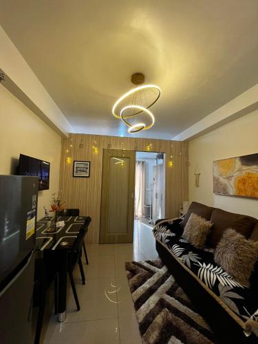 Affordable Condo staycation near MOA , NAIA & Airport 4 GUESTS WIFI, NETFLIX, POOL