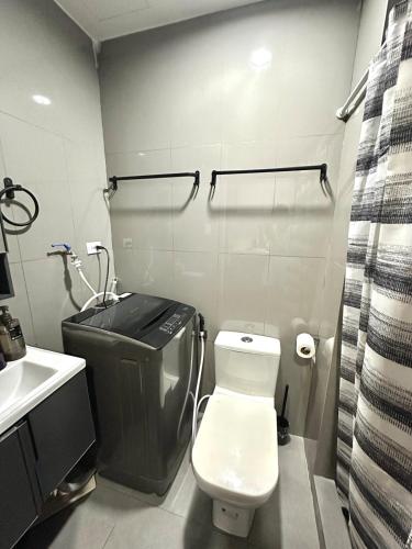 Comfy Makati Condo Wifi, Netflix and Disney