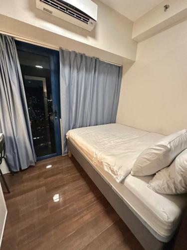 Comfy Makati Condo Wifi, Netflix and Disney