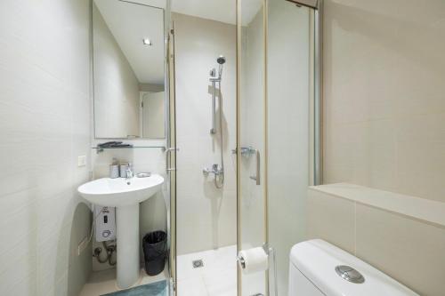 StayHere 3BR Penthouse Knightsbridge Makati