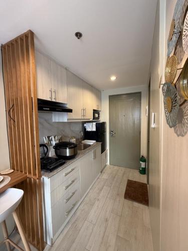 Modern and Cozy Studio Unit with Balcony Near Ayala Center