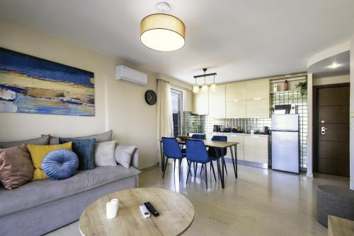 Lis153 by Smart Cozy Suites - Top Floors with Amazing City View - Available 24hr