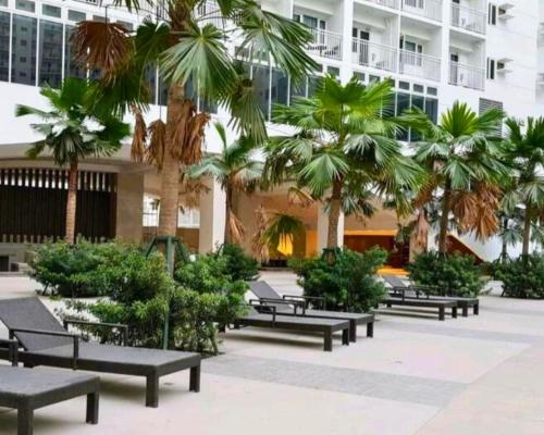 Ndulge in opulence on a budget near MOA! Luxuriate in our Deluxe 1 Bedroom Units with stunning views. Enjoy free NETFLIX and an exceptional discount. Book now for a lavish and affordable escape