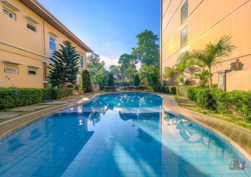 2BR Cozy Condo with a Balcony, FREE Pool, Gym Parking Near Airport - B2 6LusterB