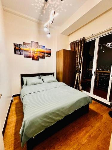 2BR Penthouse with BGC view, boardgames, videoke