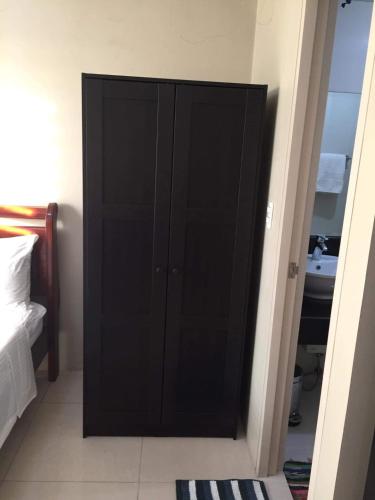 One Palm Tree Villas Studio w fast WiFi, across from NAIA Terminal 3