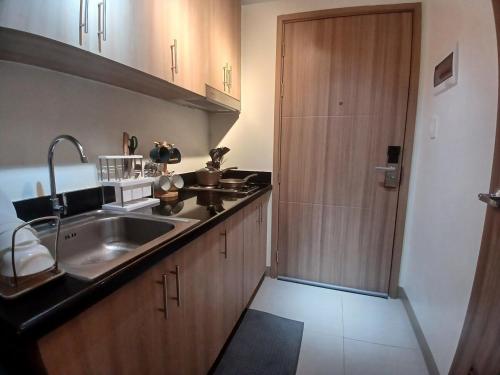 Shore2 Haven - Chic Condotel Near Mall of Asia