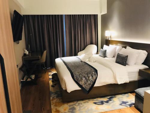 Novotel Hotel Residence Manila at Acqua