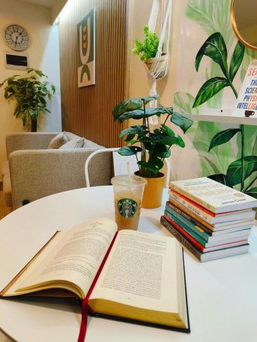 Cadence Place 2BR Pasig Condo for upto 6pax with Free Parking