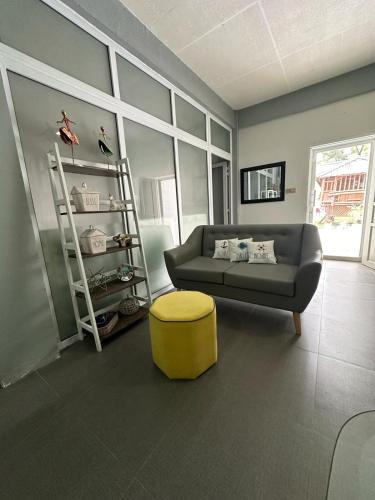 White House Cabin Cozy Retreat with Rustic Charm