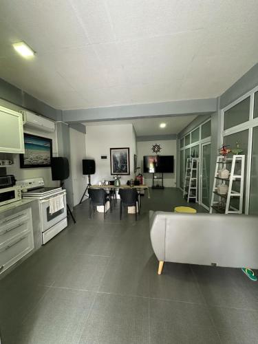 White House Cabin Cozy Retreat with Rustic Charm