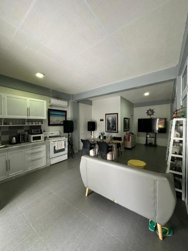 White House Cabin Cozy Retreat with Rustic Charm