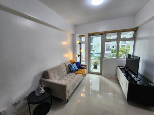 1BR Condo w Balcony near NAIA, Casino, Newport