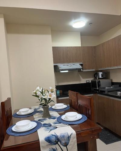 Bayfront 1BR Condo in Pasay Manila with Wi-Fi, Netflix & Pool Access, Near NAIA Airport, Mall of Asia, OKADA, CCP & PICC