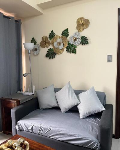 Bayfront 1BR Condo in Pasay Manila with Wi-Fi, Netflix & Pool Access, Near NAIA Airport, Mall of Asia, OKADA, CCP & PICC