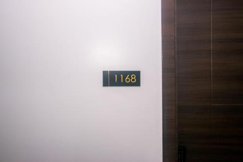 Cozy Peacock hideaway Stylish Makati Condo 300 Mbps Gym Swim Park