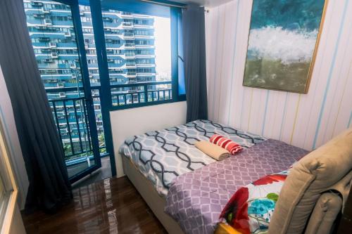 Cozy Peacock hideaway Stylish Makati Condo 300 Mbps Gym Swim Park