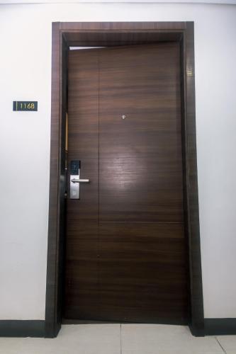 Cozy Peacock hideaway Stylish Makati Condo 300 Mbps Gym Swim Park